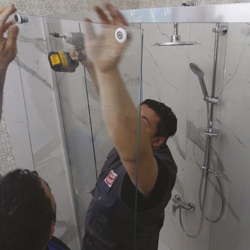 Installazione box doccia e accessori, finitura siliconatura e collaudo