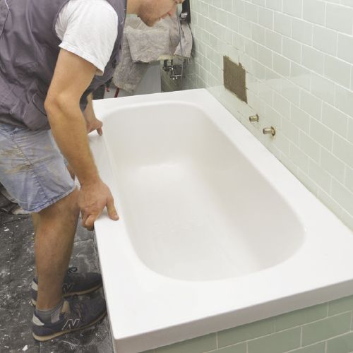 Posa nuova vasca da bagno. Incollaggio con schiuma di poliuretano. La schiuma &egrave; isolante e garantisce stabilit&agrave;